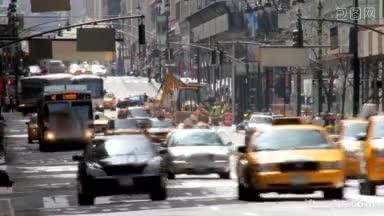 纽约街道上繁忙的城市交通和行人的时间间隔